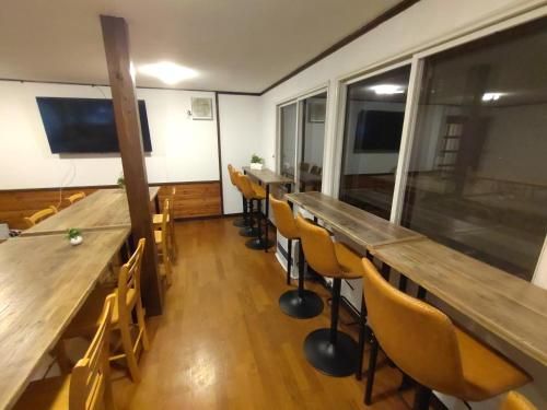 Hakuba Norikura Wakaguri Guesthouse - Shared lounge/TV area - 3