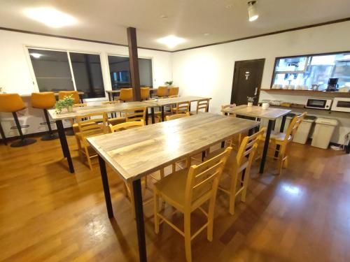 Hakuba Norikura Wakaguri Guesthouse - Shared lounge/TV area