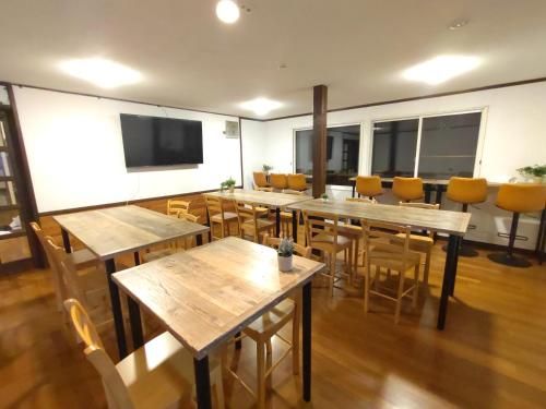 Hakuba Norikura Wakaguri Guesthouse - Shared lounge/TV area - 2