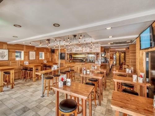 Hakuba Gondola Hotel - Bar/lounge - 1