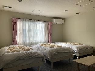 J-Hoppers Beppu Guesthouse - Bed