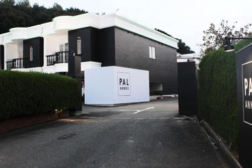 Pal Annex Munakata (Love Hotel) - Entrance