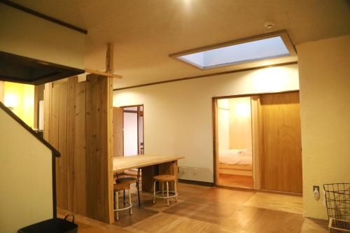Y Pub & Hostel Tottori - Shared lounge/TV area - 2