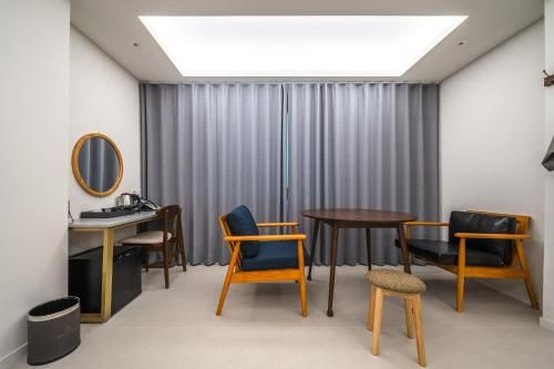 Bluebird Hotel photo 3