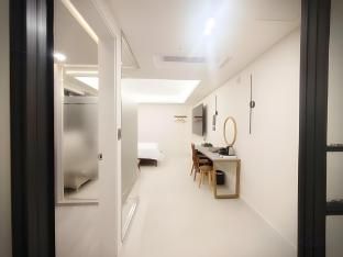 Bluebird Hotel photo 2