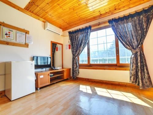 Goodstay White Cabin Pension (Korea Quality) main photo