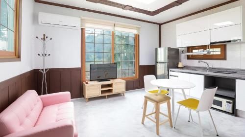 Taean Anmyeondo Lake and Sea Village Pension photo 2