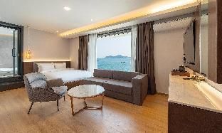 Stubborn Hotel - Bed