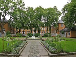 Chesterfield Hotel - Surrounding environment