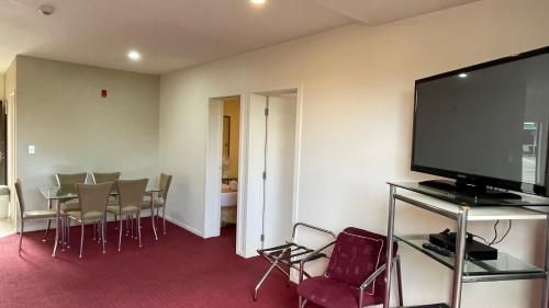 Chantillys Motor Lodge - Shared lounge/TV area - 3