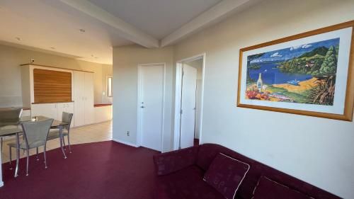 Chantillys Motor Lodge - Shared lounge/TV area - 2