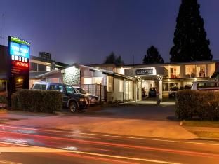 Twin Peaks Lakeside Inn main photo