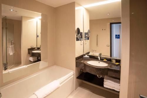 DoubleTree by Hilton Trujillo - Bathroom - 2