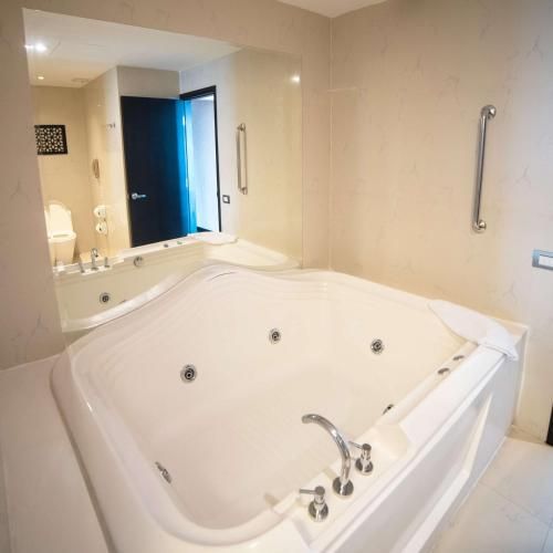 DoubleTree by Hilton Trujillo - Bathroom