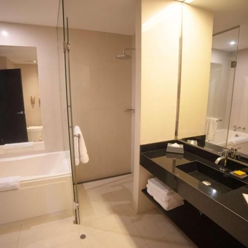 DoubleTree by Hilton Trujillo - Bathroom - 1