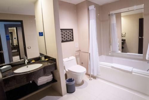 DoubleTree by Hilton Trujillo - Bathroom - 3