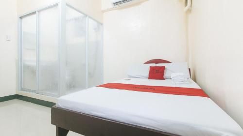 RedDoorz @ Western Bicutan Transients Inn main photo