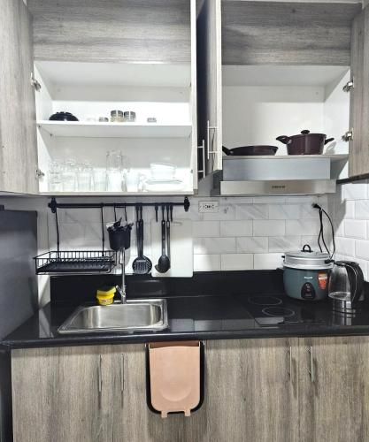 Coast Residences - 2 Bedroom with Balcony facing Mall of Asia, Manila Bay & Pool View - Kitchen - 2