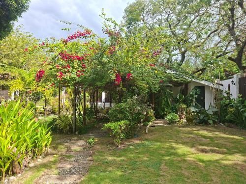 The English Filipina Secret Garden Resort photo 2