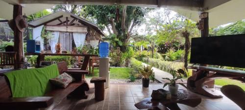 The English Filipina Secret Garden Resort photo 3