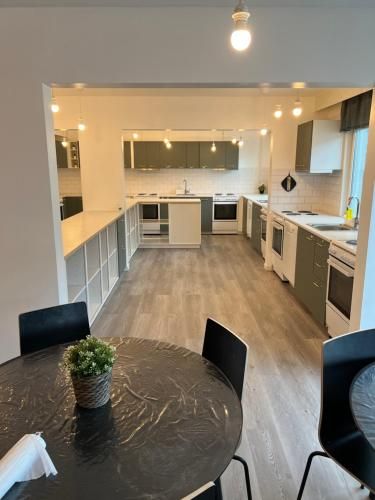 Noah Longstay - Kitchen