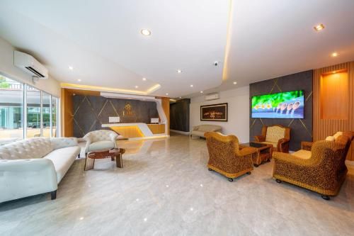 LHC HOTEL AND RESORT - Shared lounge/TV area