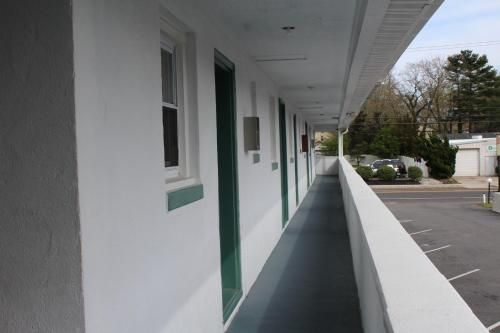 Budget Inn Motel Suites Somers Point - Balcony/terrace - 3