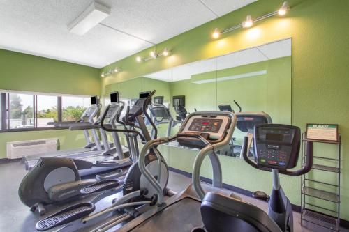 Days Inn by Wyndham Absecon Atlantic City Area - Fitness center - 1